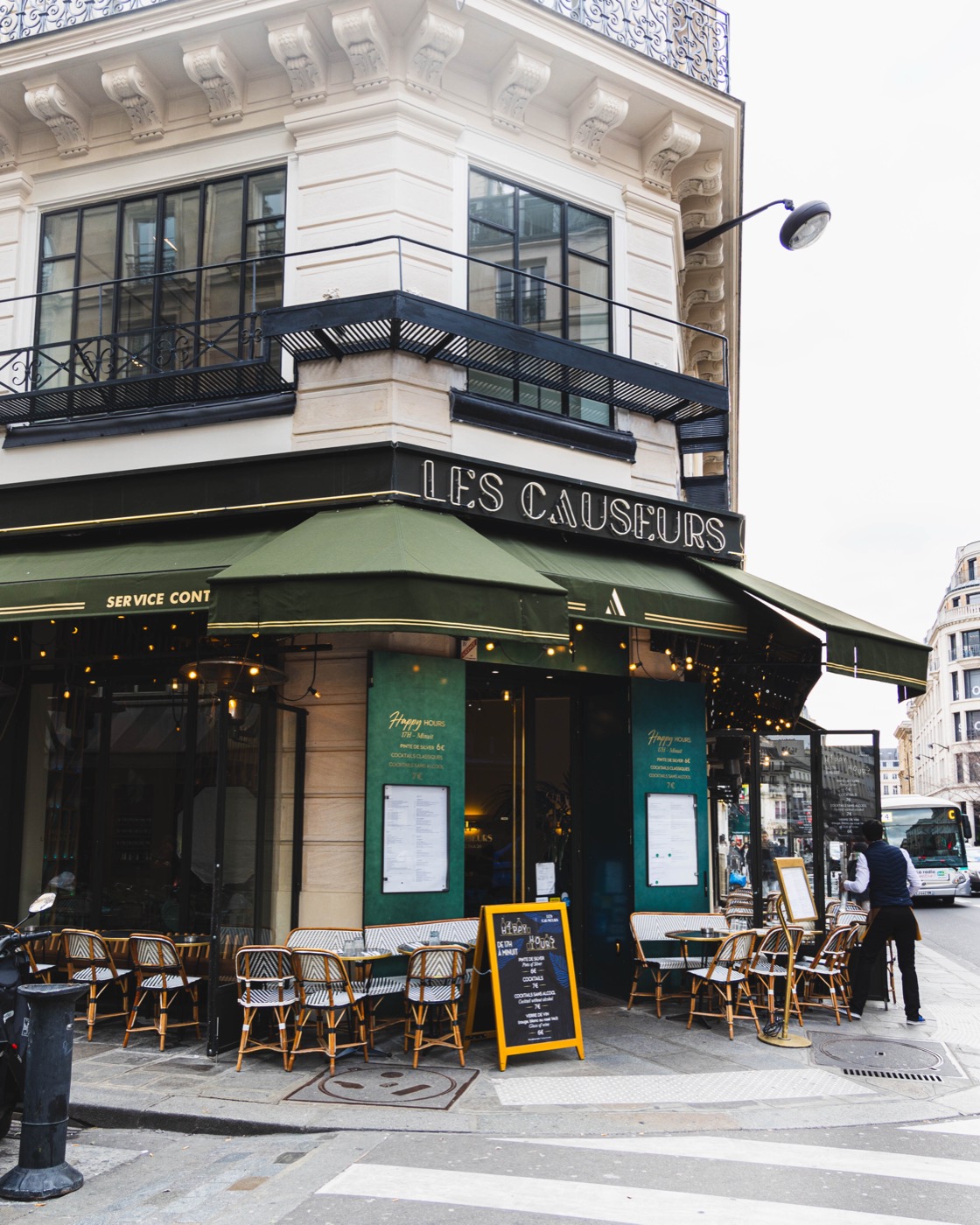 The green frontage of Les Causeurs, 170 rue Montmartre